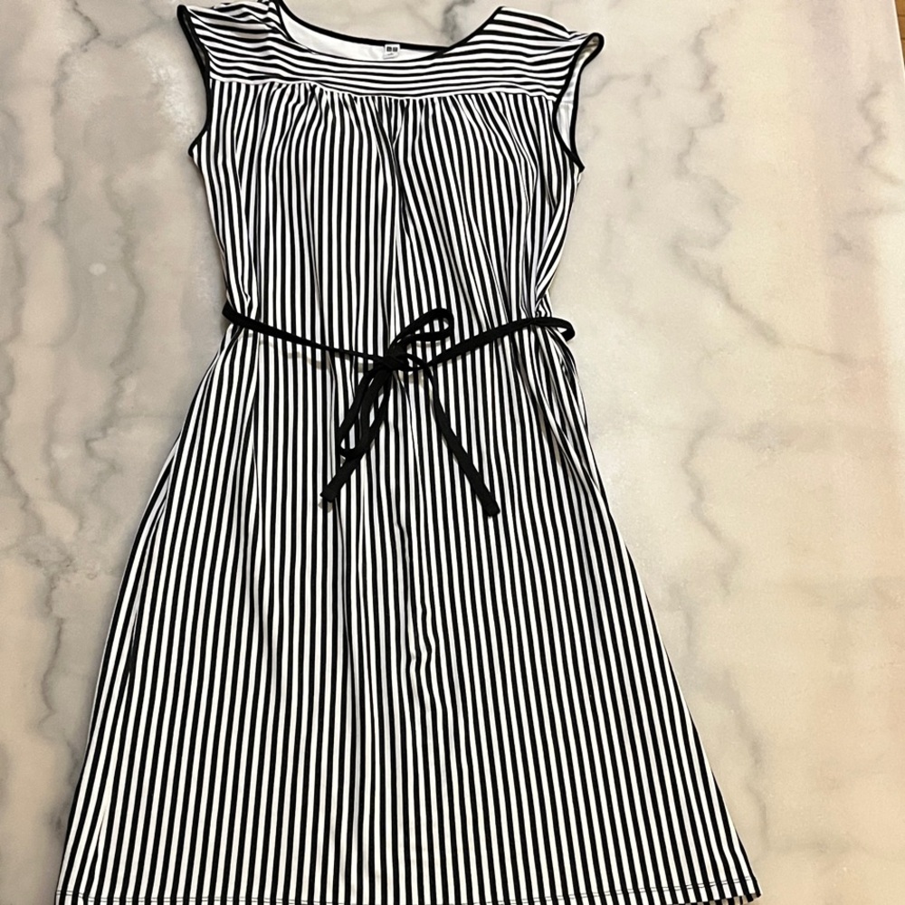 Uniqlo 💯 % Cotton Monochrome Striped Midi Tie Sleeveless Shelf Bra Dress